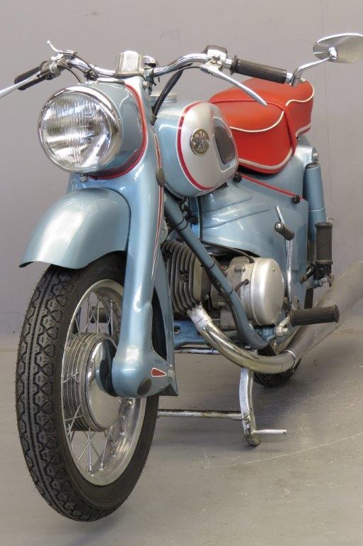 Старинный мотоцикл Victoria KR 21 Swing 1955
