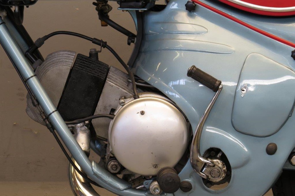 Старинный мотоцикл Victoria KR 21 Swing 1955