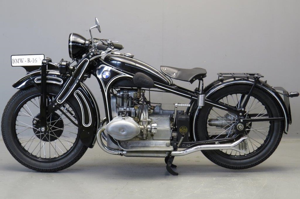 Старинный мотоцикл BMW R16 1933