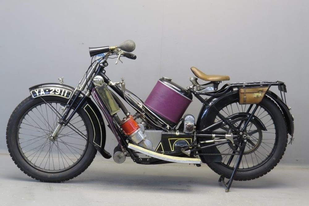 Старинный мотоцикл Scott 1922