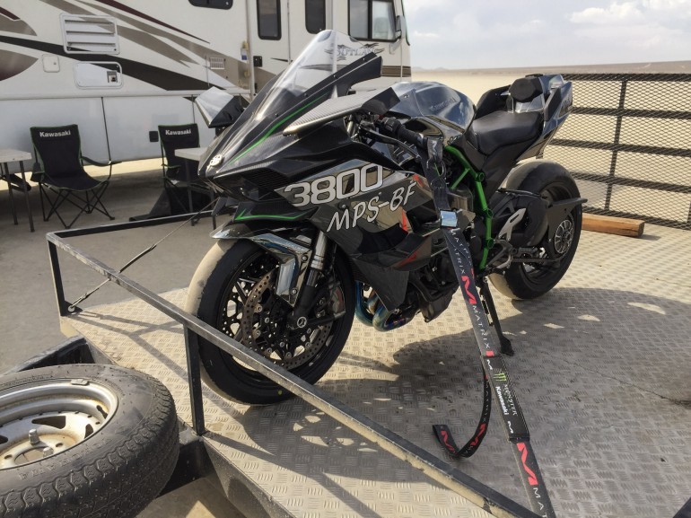 Мотоцикл Kawasaki Ninja H2R на озере Эль Мираж (видео)