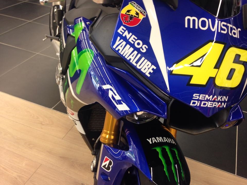 Мотоцикл Yamaha YZR-M1 в цветах прототипа Валентино Росси