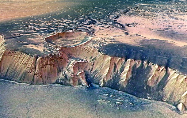 NASA запечатлело на Марсе "женщину в плаще"