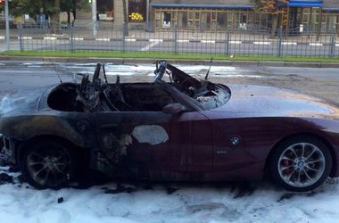В центре Харькова сожгли кабриолет BMW (фото)