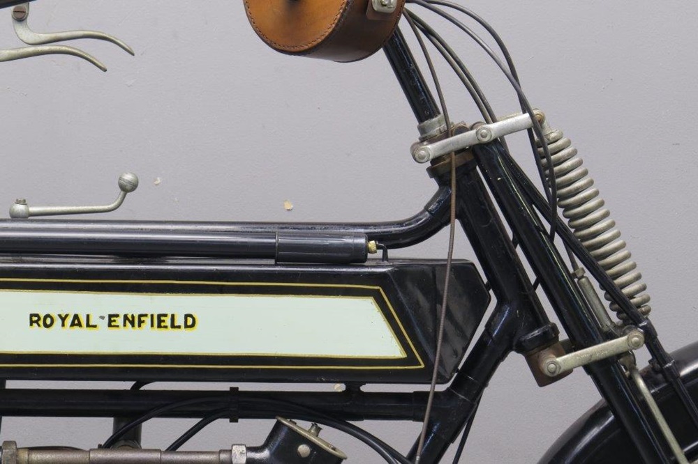 Старинный мотоцикл Royal Enfield Model 140 1913