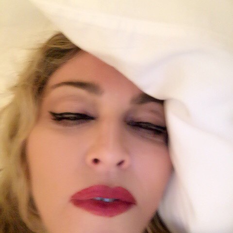 Мадонна поразила снимком в постели (фото)