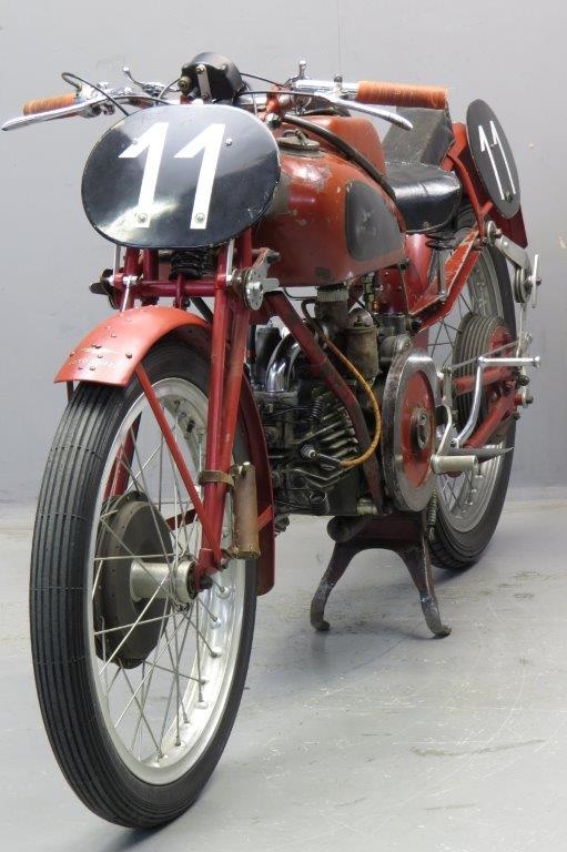 Редкий старинный мотоцикл Moto Guzzi Condor 1940
